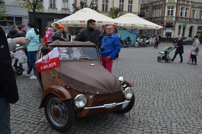 Czar dawnej motoryzacji na leszczyńskim rynku (zdjęcia)
