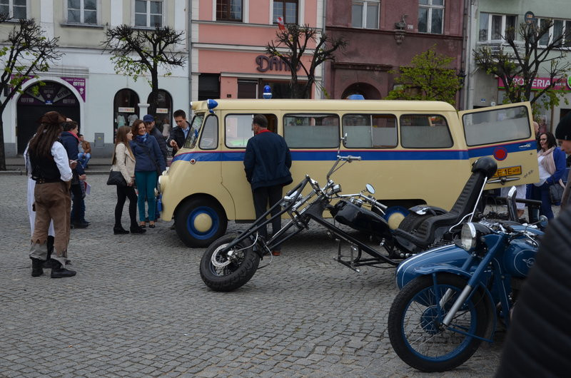 Czar dawnej motoryzacji na leszczyńskim rynku (zdjęcia)