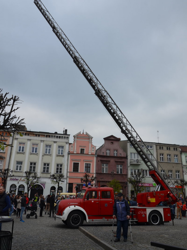 Czar dawnej motoryzacji na leszczyńskim rynku (zdjęcia)