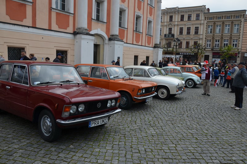 Czar dawnej motoryzacji na leszczyńskim rynku (zdjęcia)