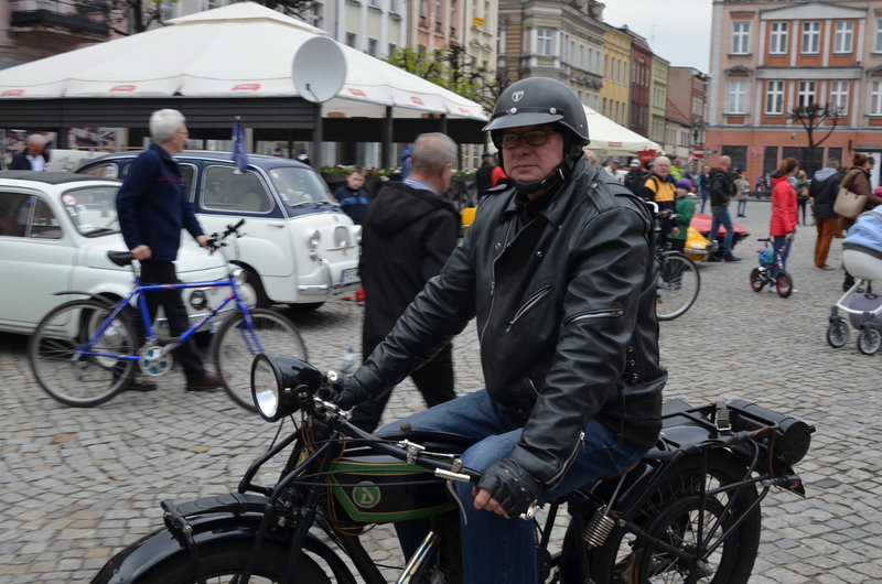 Czar dawnej motoryzacji na leszczyńskim rynku (zdjęcia)