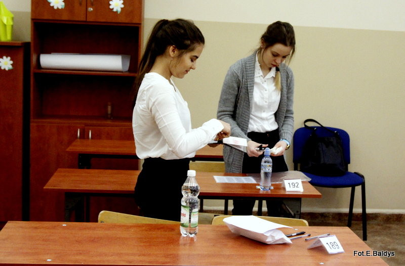 Maturzyści piszą język polski  (zdjęcia)