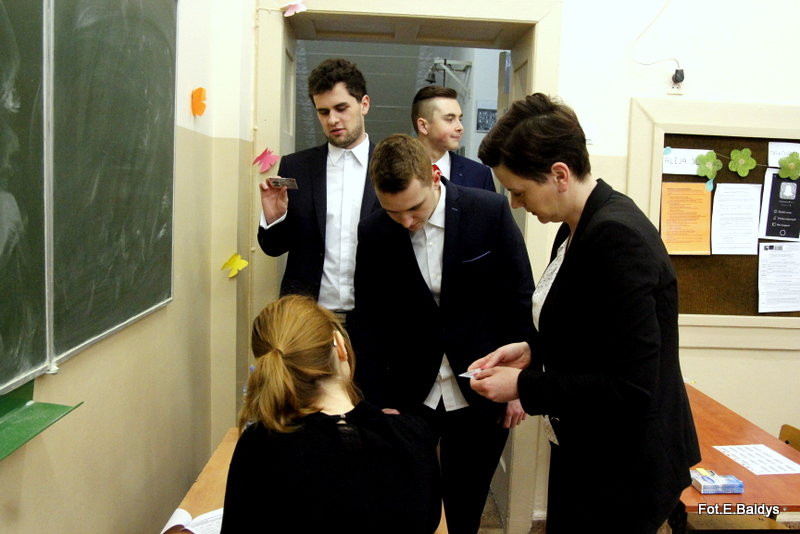 Maturzyści piszą język polski  (zdjęcia)