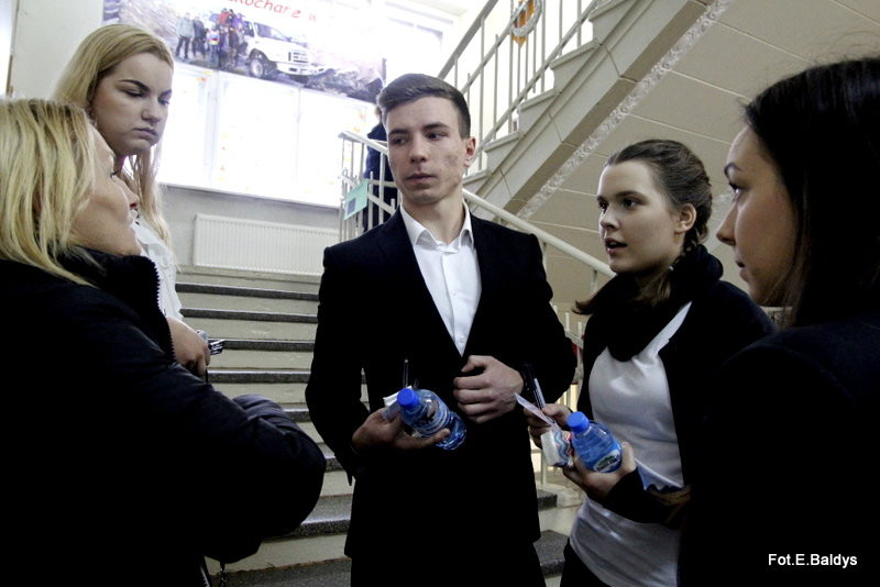 Maturzyści piszą język polski  (zdjęcia)