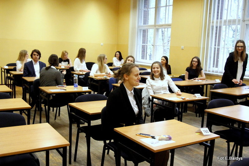 Maturzyści piszą język polski  (zdjęcia)