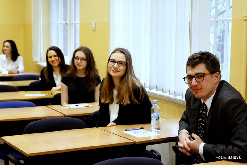 Maturzyści piszą język polski  (zdjęcia)