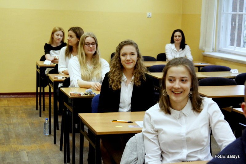 Maturzyści piszą język polski  (zdjęcia)