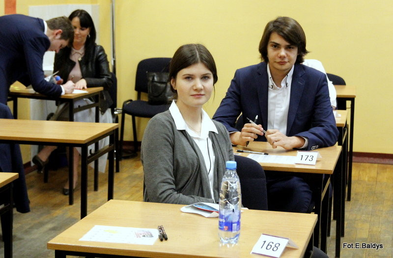 Maturzyści piszą język polski  (zdjęcia)