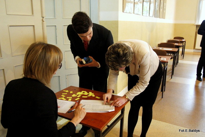 Maturzyści piszą język polski  (zdjęcia)