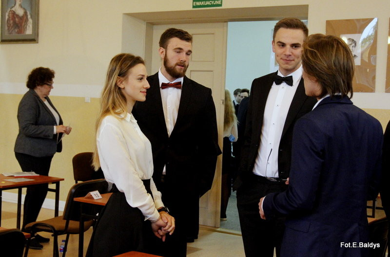 Maturzyści piszą język polski  (zdjęcia)