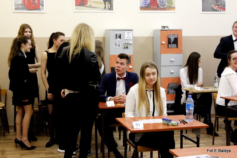 Maturzyści piszą język polski  (zdjęcia)