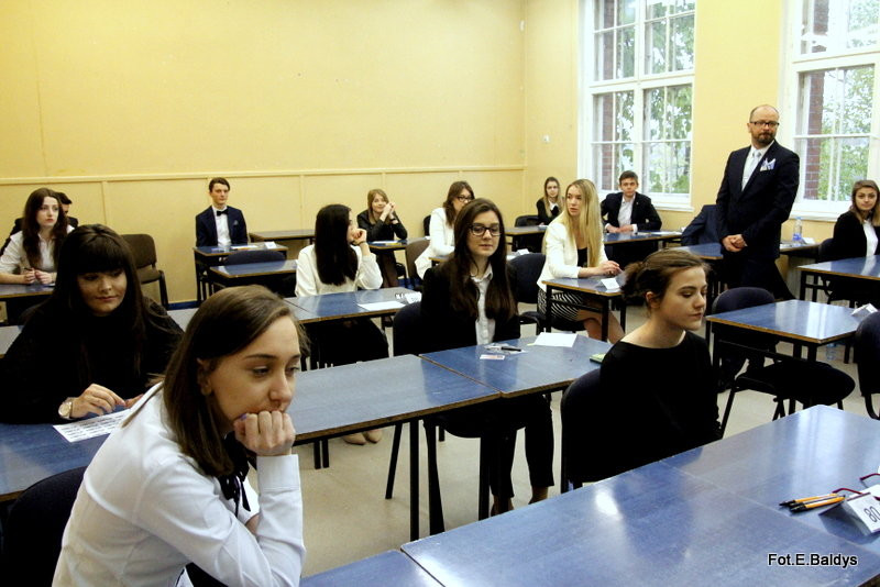 Maturzyści piszą język polski  (zdjęcia)