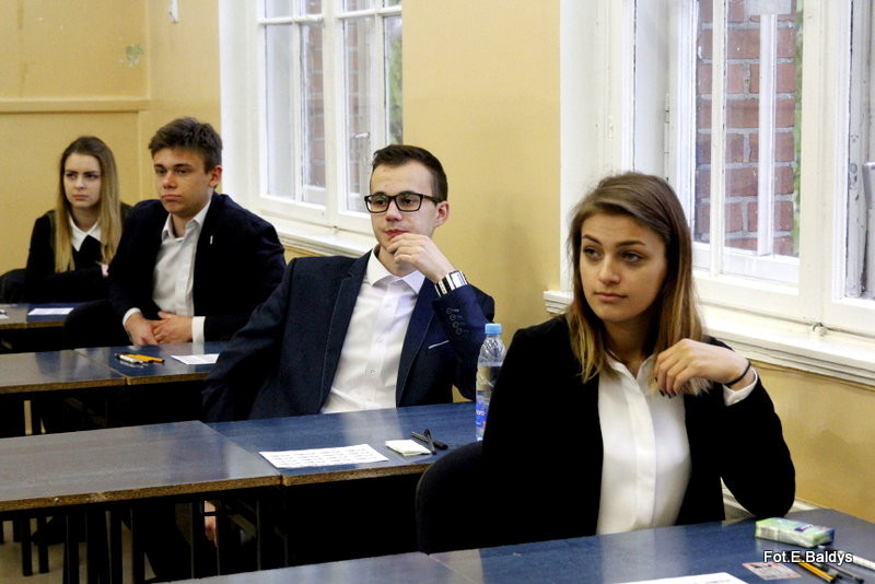 Maturzyści piszą język polski  (zdjęcia)