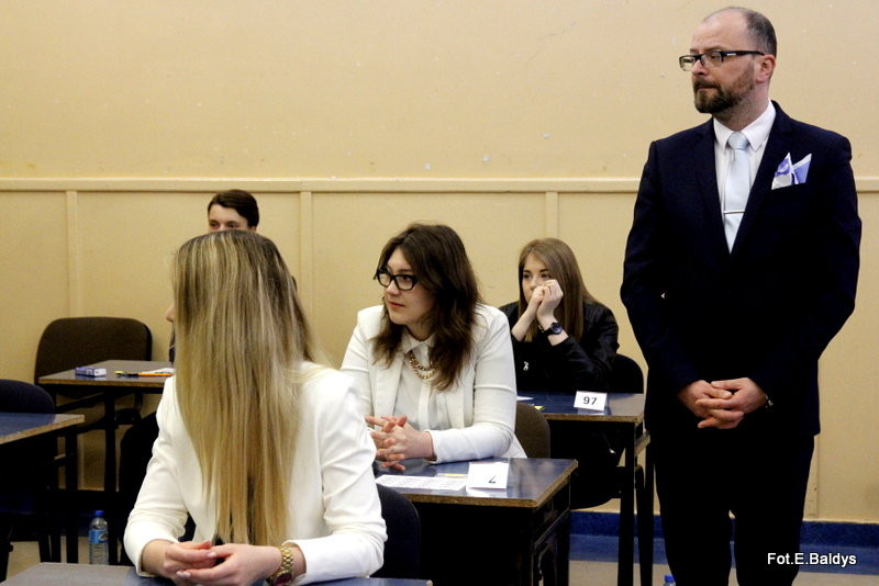 Maturzyści piszą język polski  (zdjęcia)