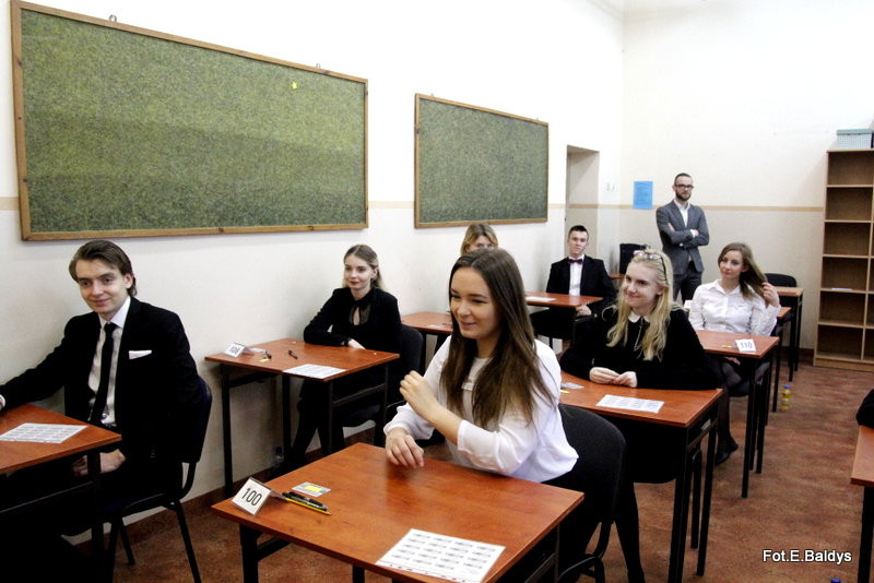 Maturzyści piszą język polski  (zdjęcia)