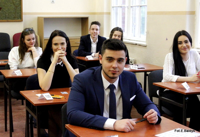 Maturzyści piszą język polski  (zdjęcia)