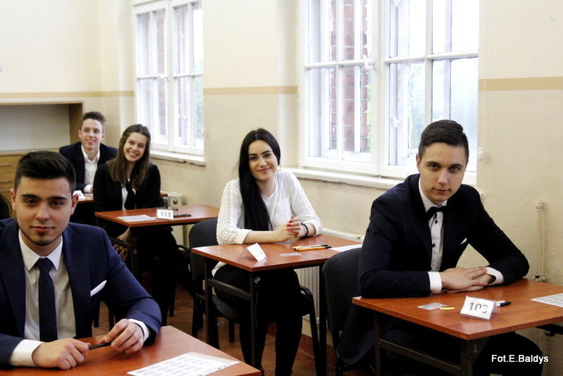 Maturzyści piszą język polski  (zdjęcia)