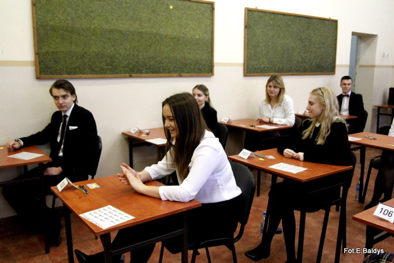 Maturzyści piszą język polski  (zdjęcia)