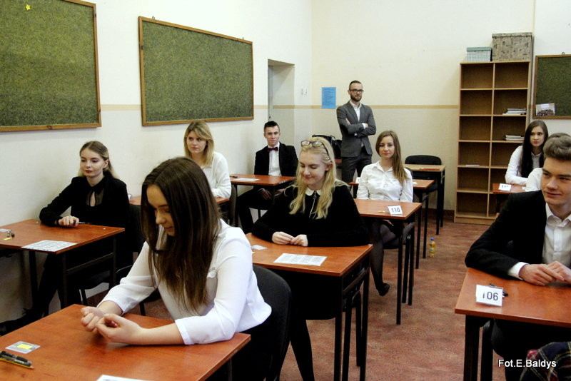 Maturzyści piszą język polski  (zdjęcia)