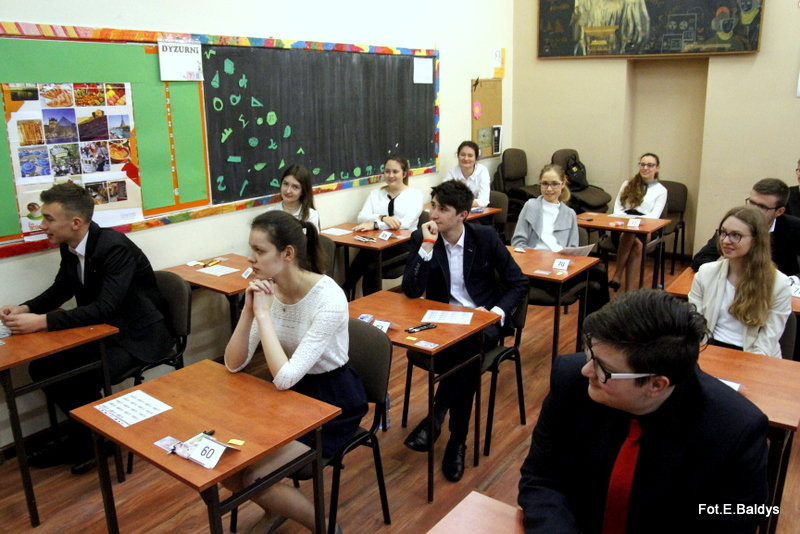 Maturzyści piszą język polski  (zdjęcia)