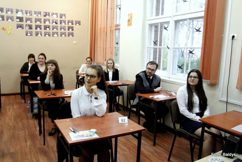 Maturzyści piszą język polski  (zdjęcia)