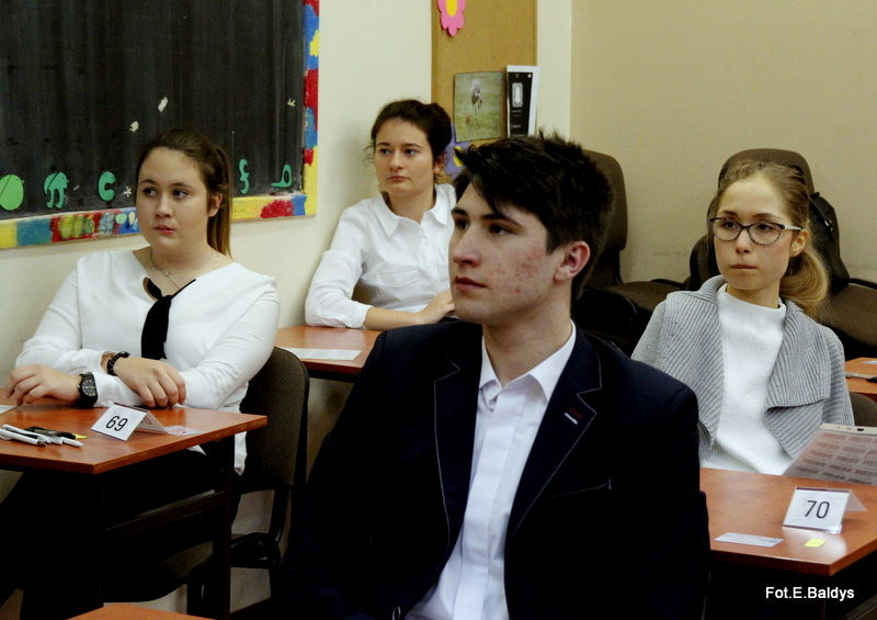 Maturzyści piszą język polski  (zdjęcia)