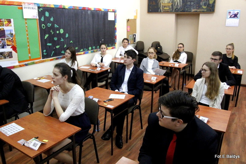 Maturzyści piszą język polski  (zdjęcia)