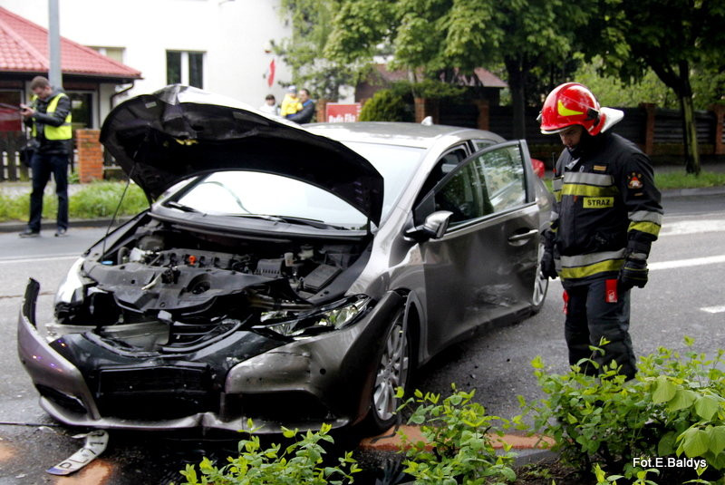 Zdarzenie trzech aut. Dwie osoby w szpitalu (wideo i zdjęcia)