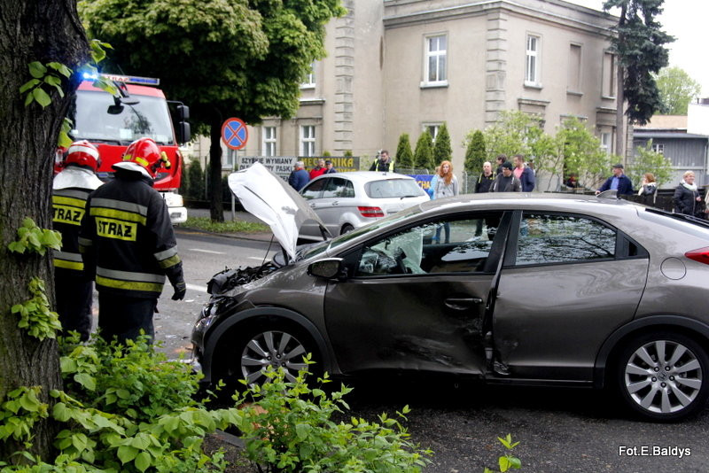 Zdarzenie trzech aut. Dwie osoby w szpitalu (wideo i zdjęcia)