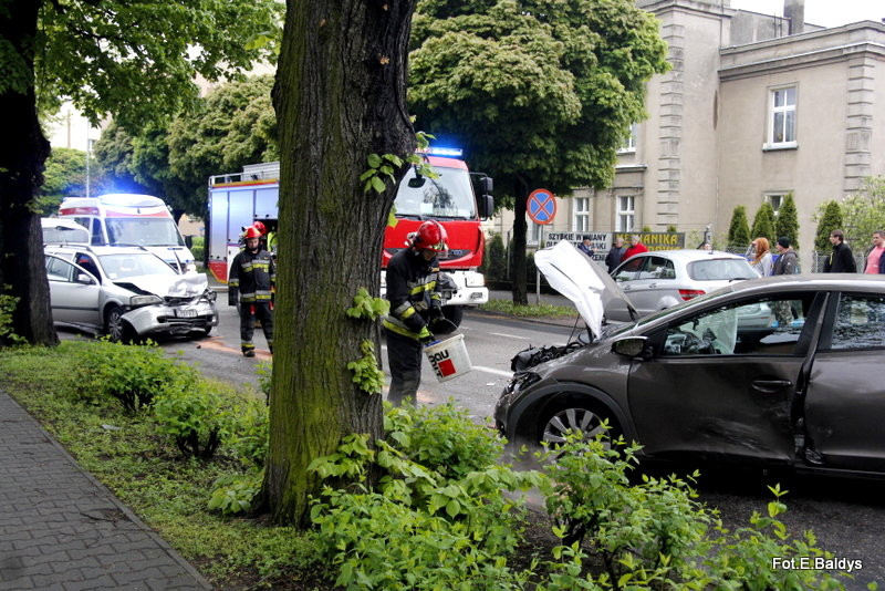 Zdarzenie trzech aut. Dwie osoby w szpitalu (wideo i zdjęcia)