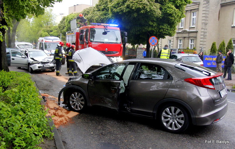 Zdarzenie trzech aut. Dwie osoby w szpitalu (wideo i zdjęcia)