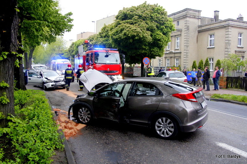Zdarzenie trzech aut. Dwie osoby w szpitalu (wideo i zdjęcia)