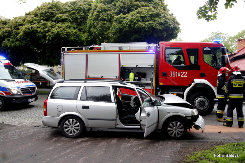 Zdarzenie trzech aut. Dwie osoby w szpitalu (wideo i zdjęcia)