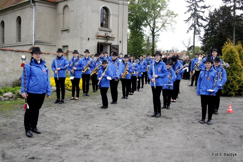 Sztandar dla Szkoły Podstawowej w Goniembicach (zdjęcia)