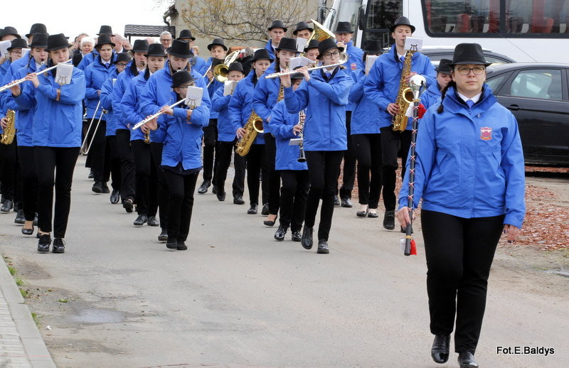 Sztandar dla Szkoły Podstawowej w Goniembicach (zdjęcia)