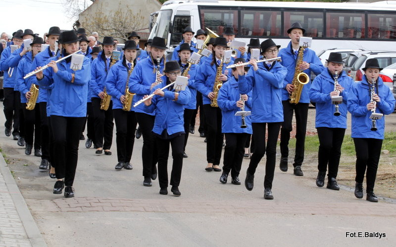 Sztandar dla Szkoły Podstawowej w Goniembicach (zdjęcia)