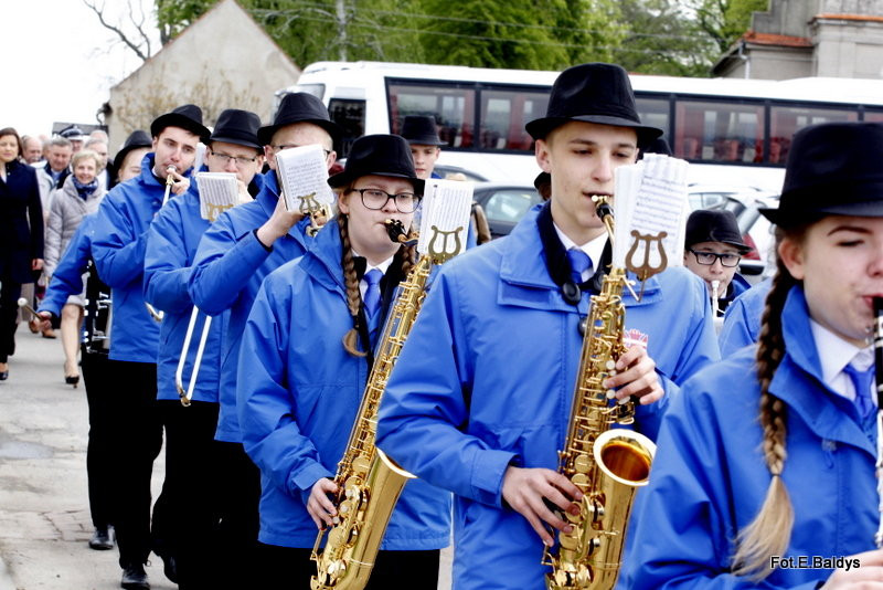 Sztandar dla Szkoły Podstawowej w Goniembicach (zdjęcia)