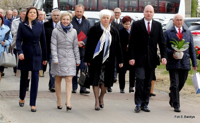Sztandar dla Szkoły Podstawowej w Goniembicach (zdjęcia)