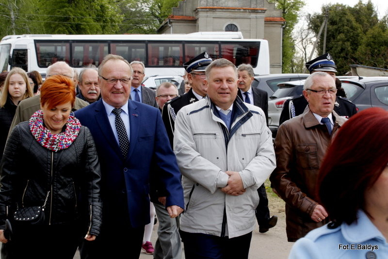 Sztandar dla Szkoły Podstawowej w Goniembicach (zdjęcia)