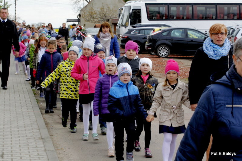 Sztandar dla Szkoły Podstawowej w Goniembicach (zdjęcia)
