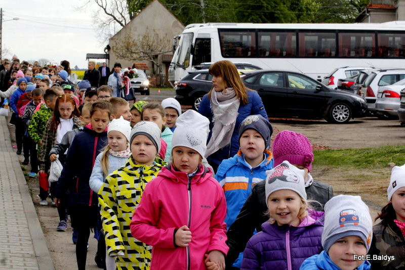 Sztandar dla Szkoły Podstawowej w Goniembicach (zdjęcia)