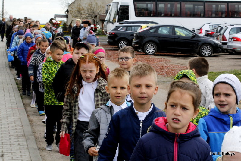 Sztandar dla Szkoły Podstawowej w Goniembicach (zdjęcia)