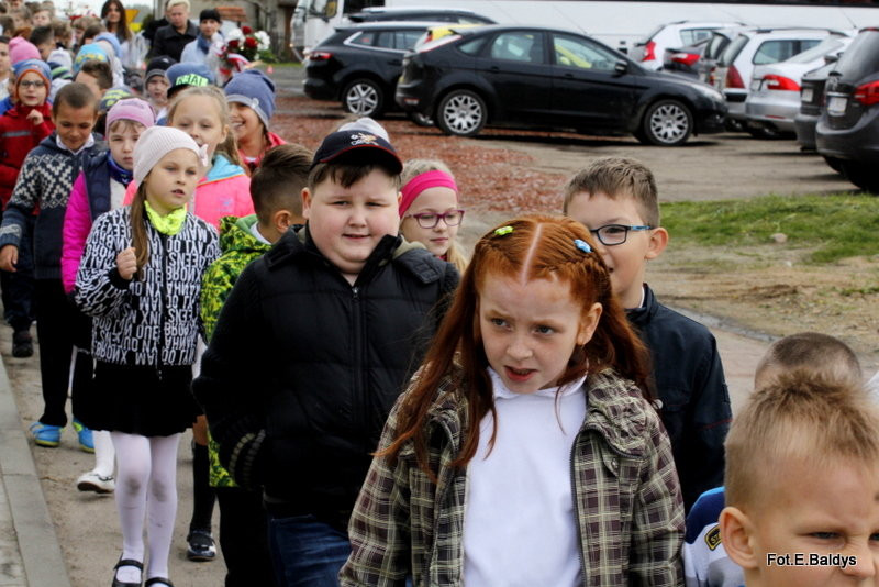 Sztandar dla Szkoły Podstawowej w Goniembicach (zdjęcia)