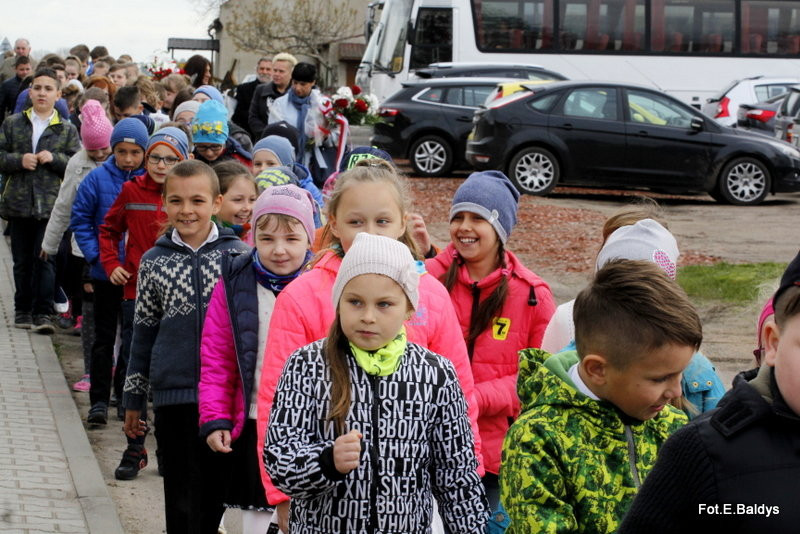 Sztandar dla Szkoły Podstawowej w Goniembicach (zdjęcia)