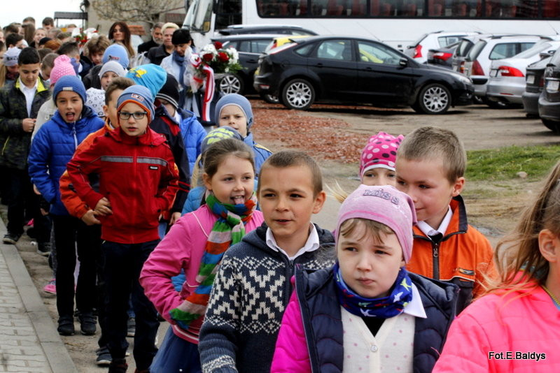 Sztandar dla Szkoły Podstawowej w Goniembicach (zdjęcia)