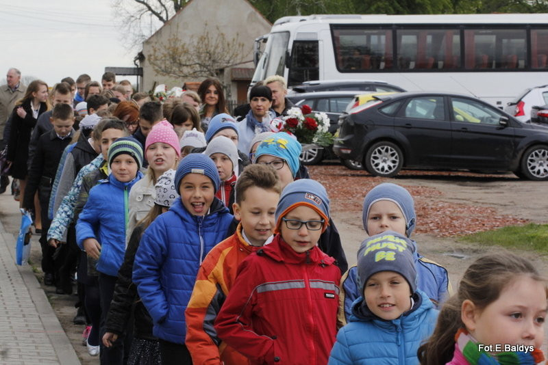 Sztandar dla Szkoły Podstawowej w Goniembicach (zdjęcia)