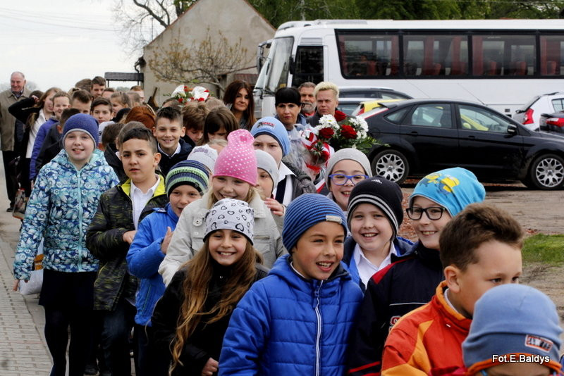 Sztandar dla Szkoły Podstawowej w Goniembicach (zdjęcia)