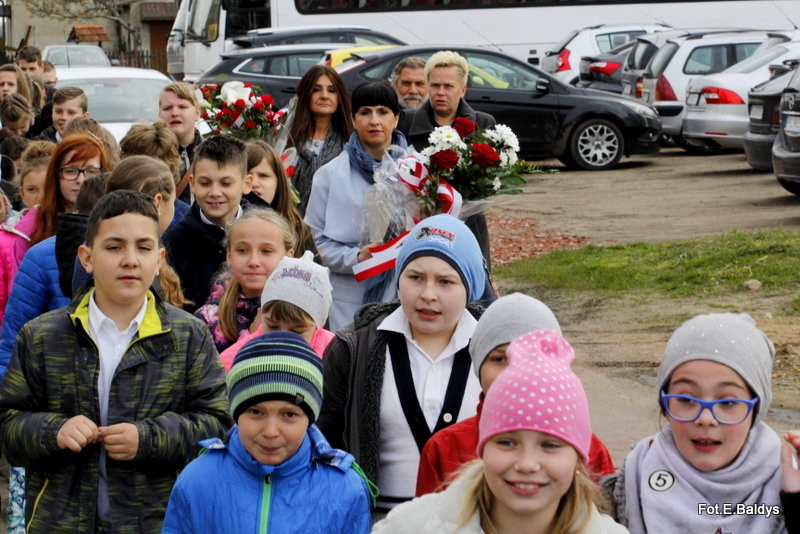 Sztandar dla Szkoły Podstawowej w Goniembicach (zdjęcia)