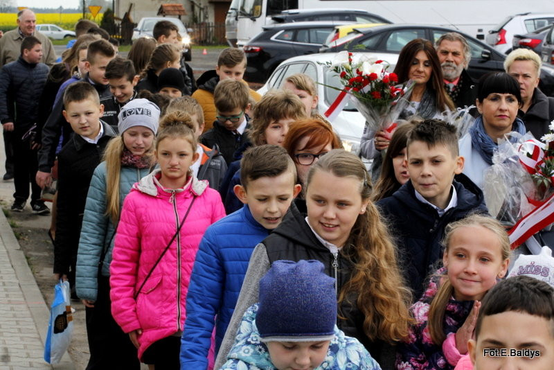 Sztandar dla Szkoły Podstawowej w Goniembicach (zdjęcia)