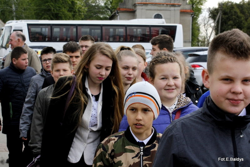 Sztandar dla Szkoły Podstawowej w Goniembicach (zdjęcia)